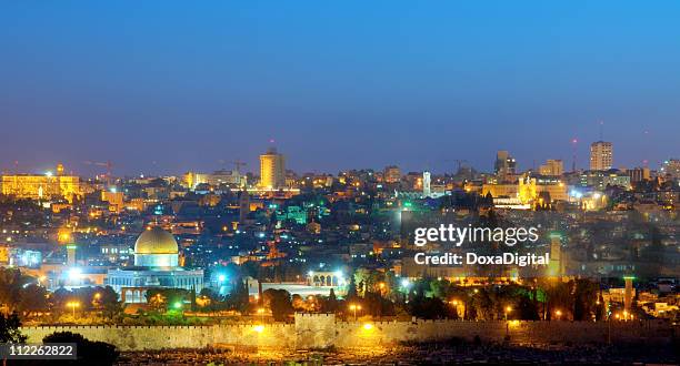 alte stadt jerusalem bei nacht - mount of olives stock-fotos und bilder