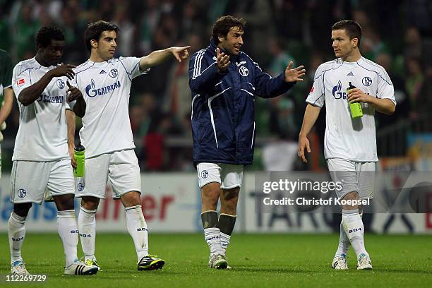 Anthony Annan, José Manuel Jurado, Raúl Gonzalez and Alexander Baumjohann of Schalke talk afte rthe 1-1 draw after the Bundesliga match between SV...