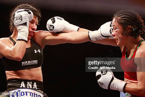 Ana Maria Torres and Jackie Nava during the boxing match Reinas en Guerra at WTC Veracruz on April 16, 2011 in Veracruz, Mexico.