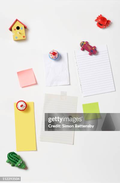 fridge magnets and blank note papers - fridge magnet stock pictures, royalty-free photos & images