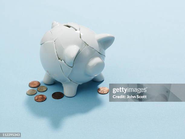 a broken piggy bank - spaarpot financieel item stockfoto's en -beelden