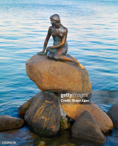 denmark, copenhagen, little mermaid statue - copenhagen mermaid stock pictures, royalty-free photos & images