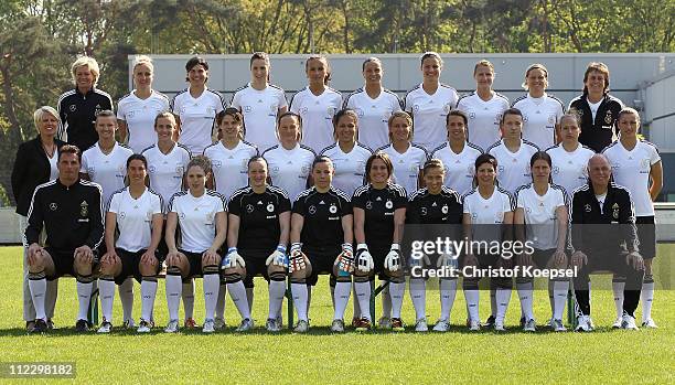 The team of Germany from the upper row starts with national coach Silvia Neid, Anja Mittag, Ariane Hingst, Verena Feisst, Lira Bajramaj, Inka Grings,...