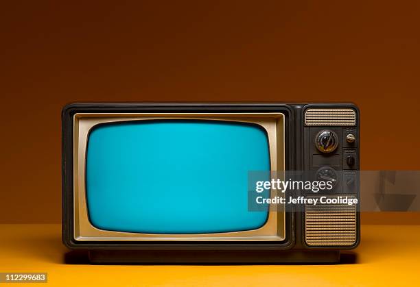 vintage tv with hdtv screen dimensions - televisietoestel stockfoto's en -beelden