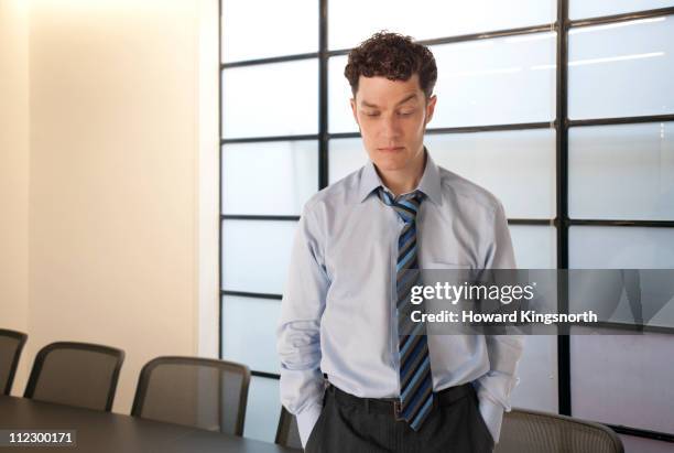 male office worker looking depressed - manos en los bolsillos fotografías e imágenes de stock