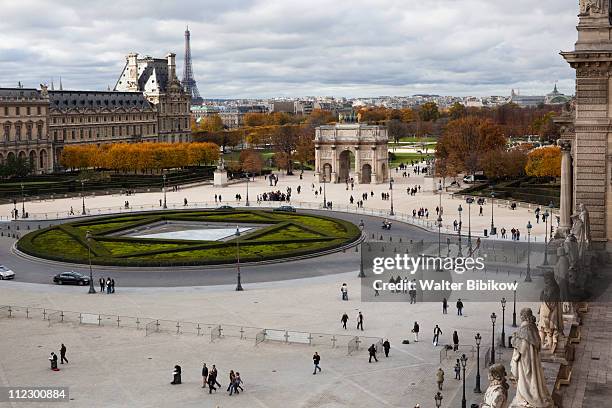 view towards the jardin des tuileries - musée du louvre stockfoto's en -beelden