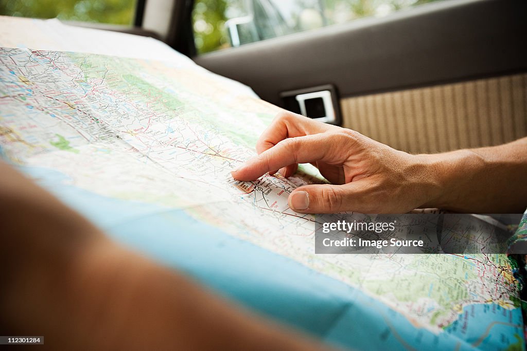 Person mit einer Karte