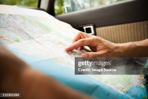 Person mit einer Karte Person mit einer Karte