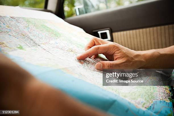 persona con una mappa - viaggio in macchina foto e immagini stock