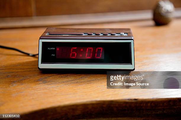 radio-réveil numérique montrant 6h - réveil matin photos et images de collection