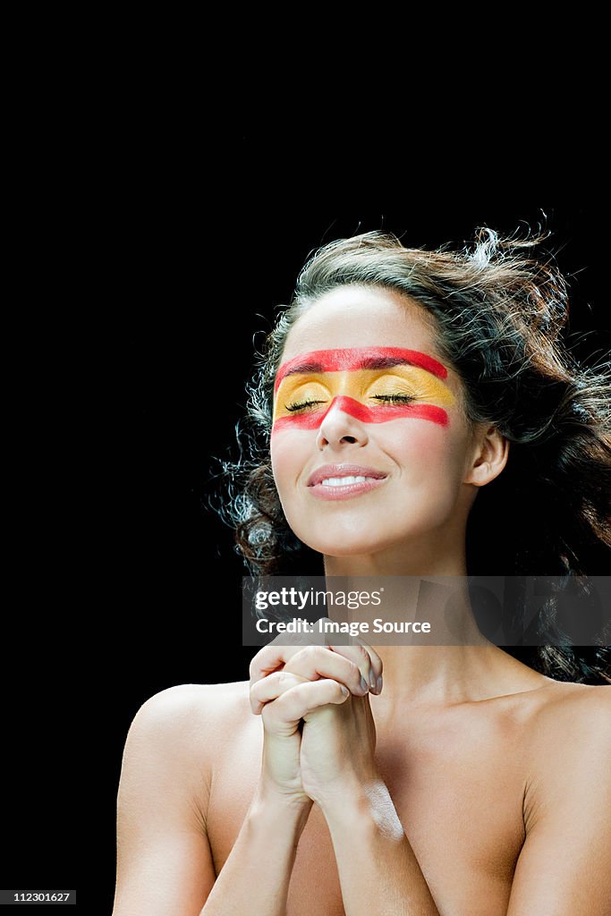 Donna con bandiera sul viso dipinto spagnola, stringere