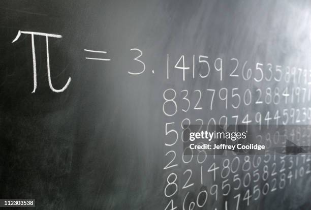 pi formula on blackboard - pi getal stockfoto's en -beelden