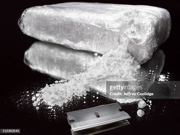 drug brick torn open - drug smuggling photos et images de collection