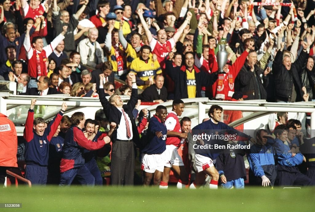 Arsene Wenger and the Arsenal bench