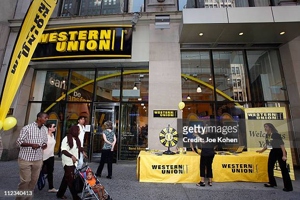214 fotos de stock e banco de imagens de Western Union Returns The