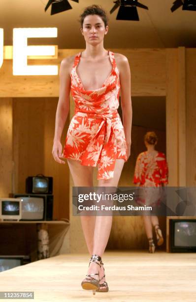 Amanda Moore wearing Unique Spring/Summer 2006 during London Fashion Week Spring/Summer 2006 - Unique - Runway at Berkeley Square in London, Great...