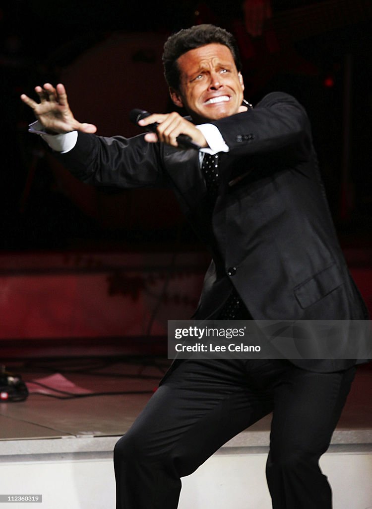 Luis Miguel in Concert at the Gibson Amphitheatre - Sponsored by Ameriquest - September 20, 2005