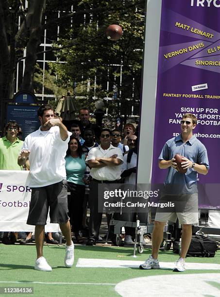 Matt Leinart of the Arizona Cardinals and Eli Manning of the New York Giants