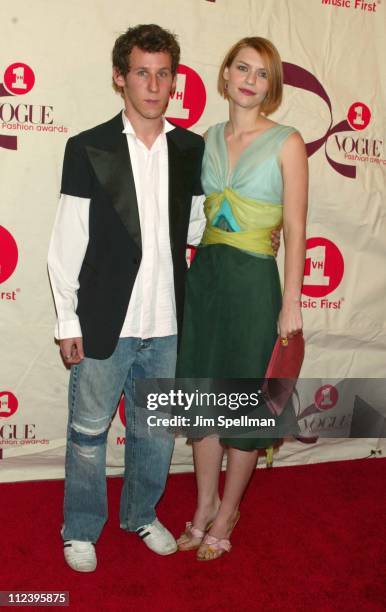 Ben Lee & Claire Danes during 2002 VH1 Vogue Fashion Awards - Arrivals at Radio City Music Hall in New York City, New York, United States.