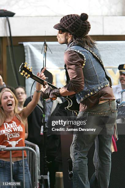 Lenny Kravitz during Lenny Kravitz Performs on "The Today Show" Summer Concert Series - May 20, 2004 at NBC Studios, Rockefeller Plaza in New York...