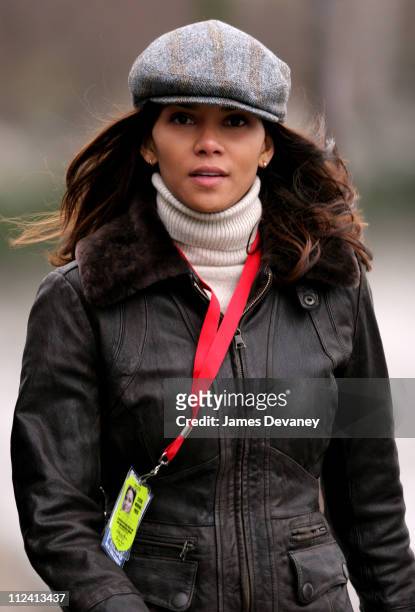 Halle Berry during Halle Berry on Location for "Perfect Stranger" in New York City - February 1, 2006 at Riverside Park in New York City, New York,...