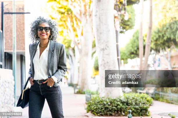 confident black woman walking in city - a la moda stock pictures, royalty-free photos & images