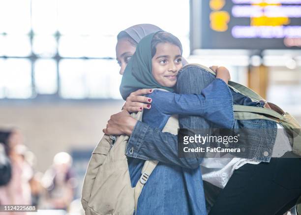 moeder en dochter knuffelen - activists protest trump policy of separating immigrant children and families stockfoto's en -beelden