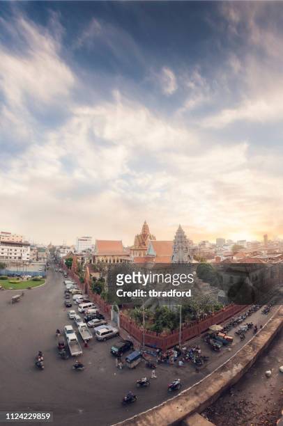 sunset behind wat ounalom in phnom penh, cambodia - wat ounalom stock pictures, royalty-free photos & images