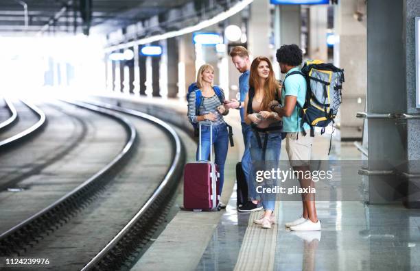 jeunes, attend un train. - quai photos et images de collection