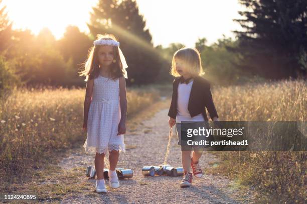 kleine braut und bräutigam - free tiny girls stock-fotos und bilder