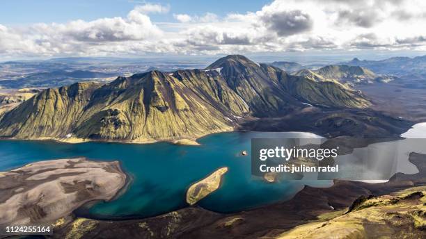 sightseeing over iceland - landmannalaugar stockfoto's en -beelden