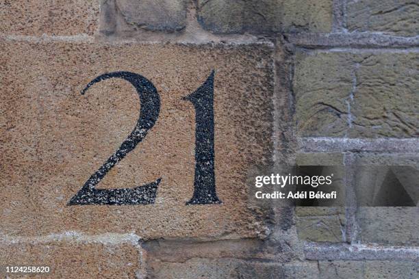 house number 20 - rue 21 photos et images de collection