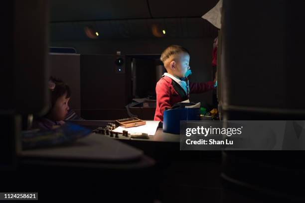 young sibling in business class on the plane. - toddler at airport stock-fotos und bilder