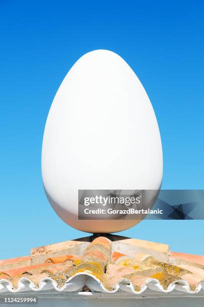 escultura de huevo en el techo de la casa del famoso artista surrealista salvador dalí en port lligat, un pequeño pueblo situado cerca de la ciudad de cadaqués en gerona provincia, cataluña, españa. - salvador dali fotografías e imágenes de stock