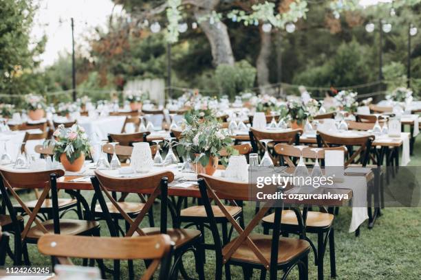 de instelling van de tabel voor een feest evenement of bruiloft receptie - wedding table setting stockfoto's en -beelden