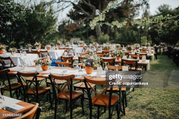 table setting for an event party or wedding reception - wedding table setting imagens e fotografias de stock