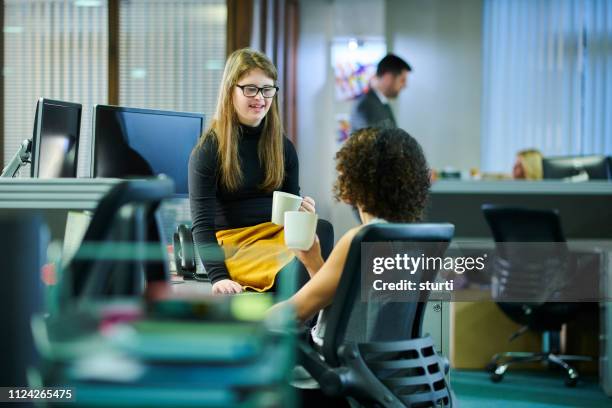 trabajo estudiantes experiencia disfrutando de un descanso - neurodiversidad fotografías e imágenes de stock
