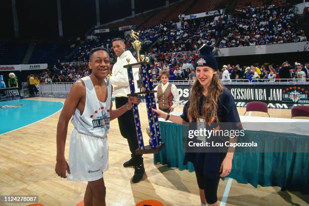 Actor Jaleel White with Mayim Bialik during the NBA Celebrity Dunk Contest during the NBA Jam Session as part of the 1993 NBA All-Star game on...