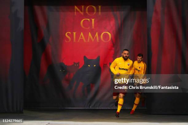 Daniele De Rossi of AS Roma emerges from the tunnel next to team-mate Edin Dzeko ahead of the UEFA Champions League Round of 16 First Leg match...