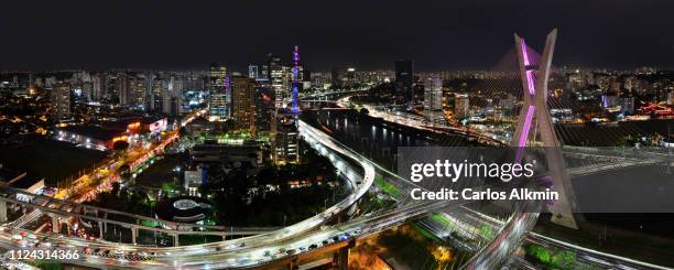 sao paulo modern skyline - berrini, marginal pinheiros and ponte estaiada octavio frias de oliveira - ponte sostenuto da cavi foto e immagini stock