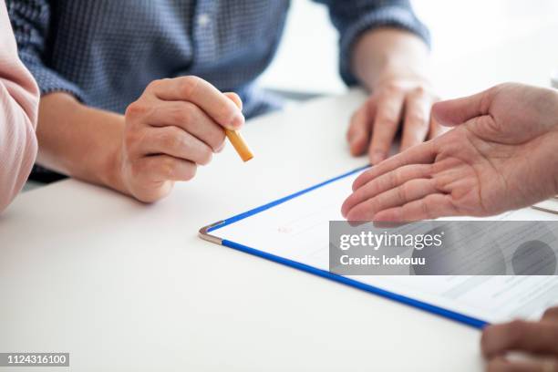 a couple who signs a contract at a new residence - escritura japonesa imagens e fotografias de stock