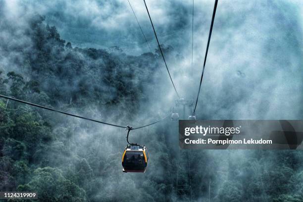 cable car go to top of hill in the mist - cable car 個照片及圖片檔