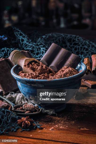 primo posto di cacao in polvere con barretta di cioccolato in una ciotola blu in stile vecchio stile - cioccolato scuro foto e immagini stock