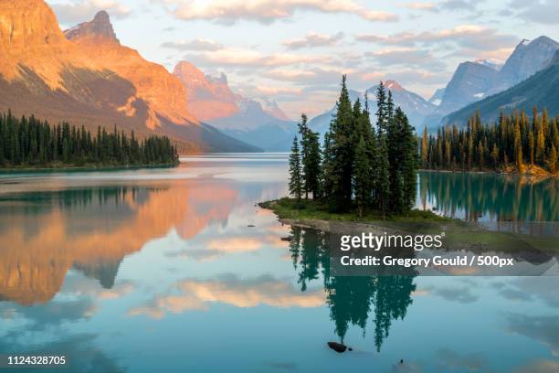 canadian classics spirit island - canada lake stock pictures, royalty-free photos & images