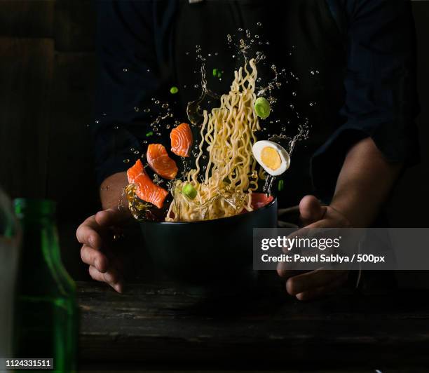 cook preparing ramen meal - cuisine japonaise photos et images de collection