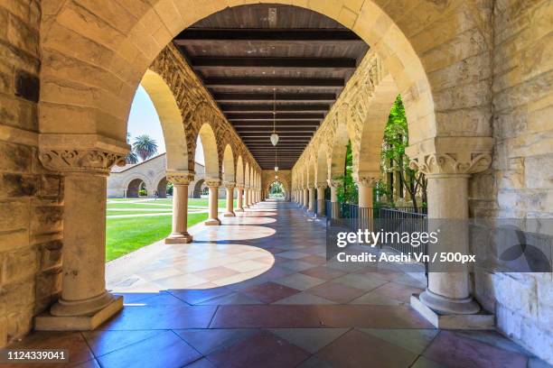 exterior colonnade hallway - stanford stanford californië stockfoto's en -beelden