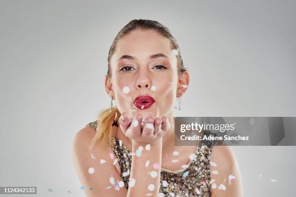 confetti komende uw manier - avondkledij stockfoto's en -beelden