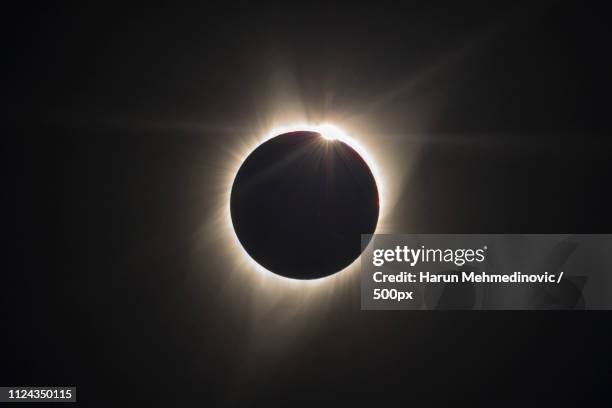 sky during solar eclipse - eclipse fotografías e imágenes de stock