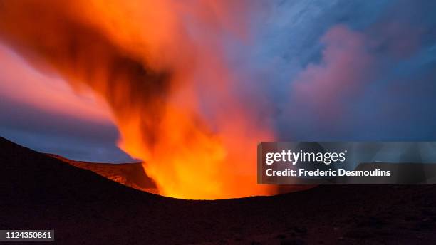pose longue volcanique - lava ocean stock pictures, royalty-free photos & images