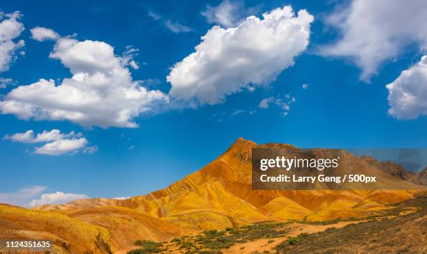 hill of zhangye - zhangye photos et images de collection